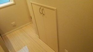 階段下収納開き戸
