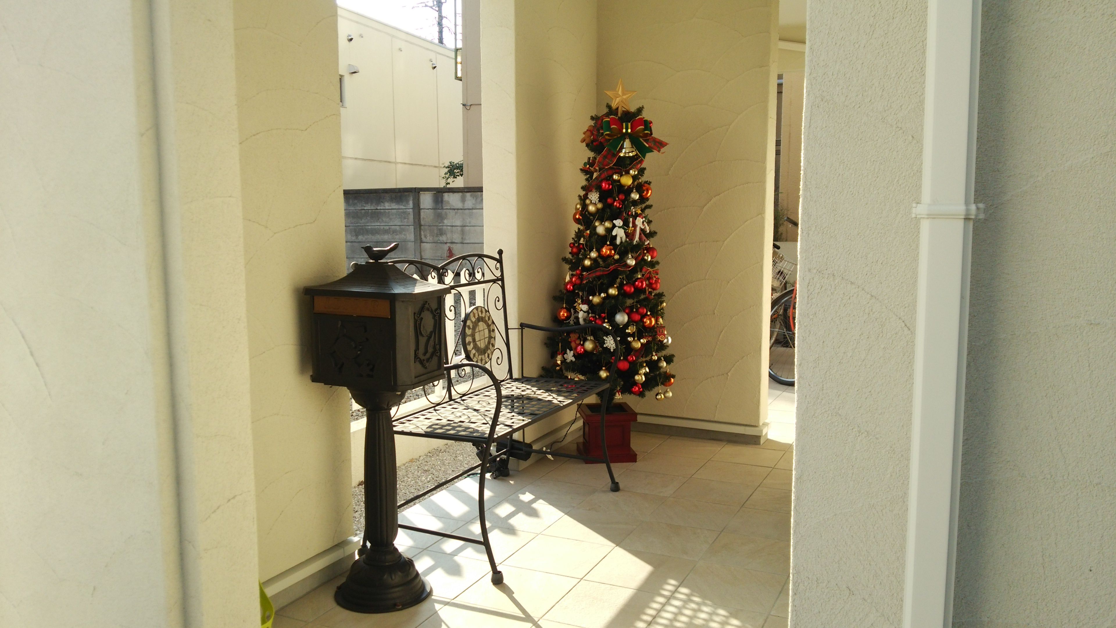 玄関ポーチにクリスマスツリー はやくおうちに帰りたい 三菱地所ホームでつくるおうち